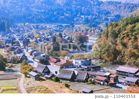 世界遺産白川郷の秋景色　岐阜県白川村 110403558