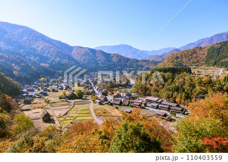 世界遺産白川郷の秋景色　岐阜県白川村 110403559