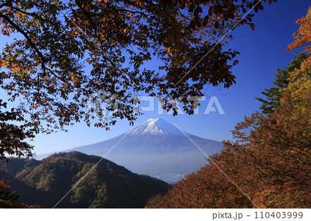 御坂峠からの冠雪した富士山 御坂峠からの冠雪した富士山 110403999