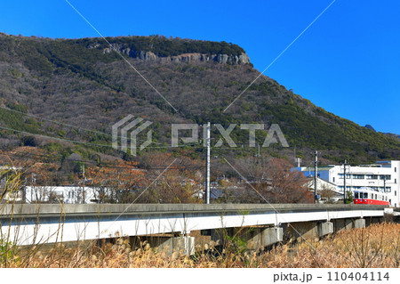 【香川県】快晴の屋島と琴電の電車（新川記念広場） 110404114