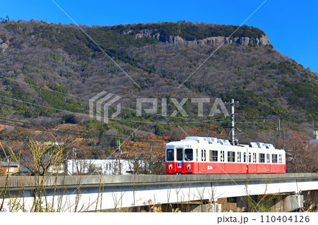 【香川県】快晴の屋島と琴電の電車（新川記念広場） 110404126