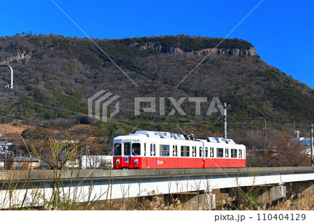 【香川県】快晴の屋島と琴電の電車（新川記念広場） 110404129