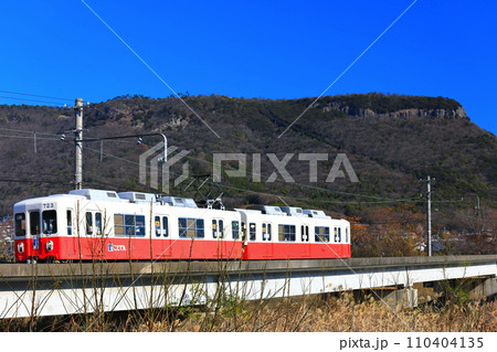 【香川県】快晴の屋島と琴電の電車（新川記念広場） 110404135