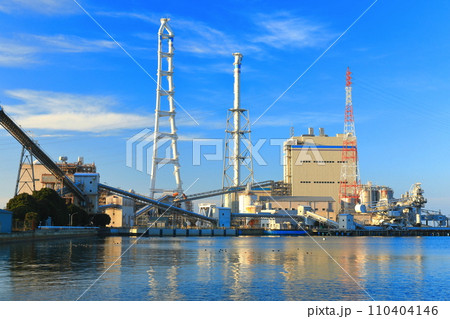 【愛媛県】快晴の西条火力発電所 110404146