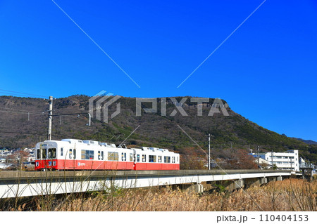 【香川県】快晴の屋島と琴電の電車(新川記念広場) 【香川県】快晴の屋島と琴電の電車(新川記念広場) 110404153