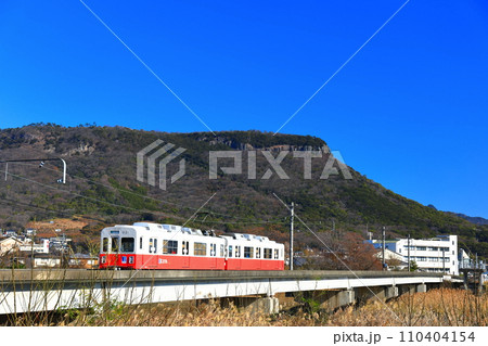 【香川県】快晴の屋島と琴電の電車(新川記念広場) 【香川県】快晴の屋島と琴電の電車(新川記念広場) 110404154