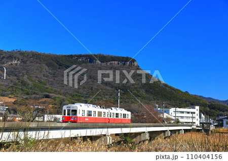 【香川県】快晴の屋島と琴電の電車(新川記念広場) 【香川県】快晴の屋島と琴電の電車(新川記念広場) 110404156