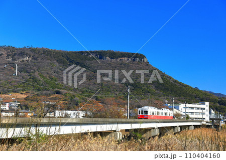 【香川県】快晴の屋島と琴電の電車(新川記念広場) 【香川県】快晴の屋島と琴電の電車(新川記念広場) 110404160
