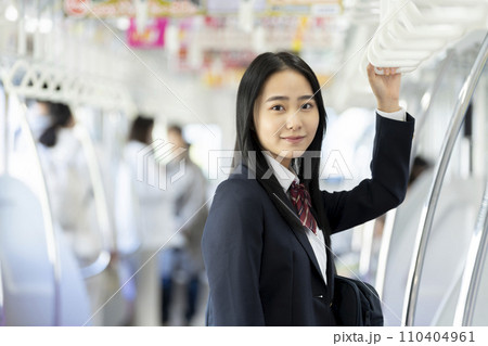 電車通学をする女子高校生　カメラ目線　ポートレート 110404961