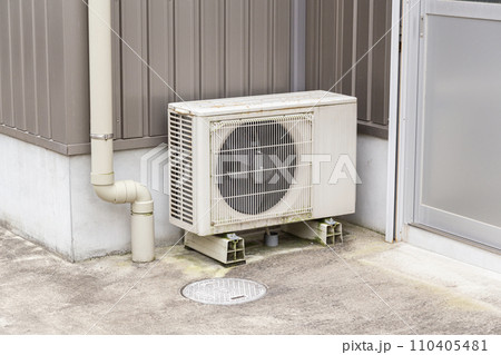 屋外のエアコン室外機 110405481