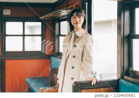 電車で旅をする女性 電車で旅をする女性 110405681