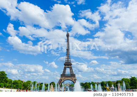 トロカデロ庭園から見る夏のエッフェル塔 110405753