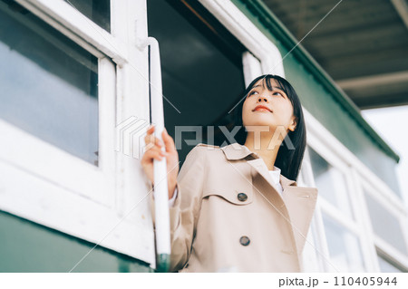 電車から降りる女性 110405944
