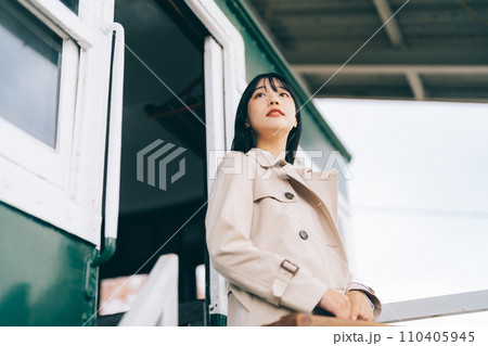 電車から降りる女性 電車から降りる女性 110405945