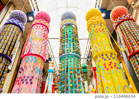 仙台七夕まつり　仙台七夕の七夕飾り 110406034