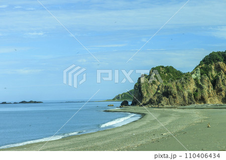 五能線の車窓から見る日本海 110406434