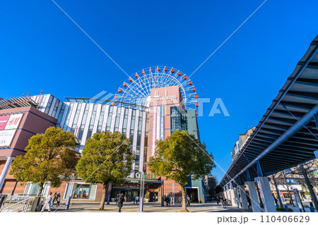 日本の横浜都市景観 1月。センター北駅前・青空に映える観覧車や都築阪急などを望む＝令和6年1月9日 110406629