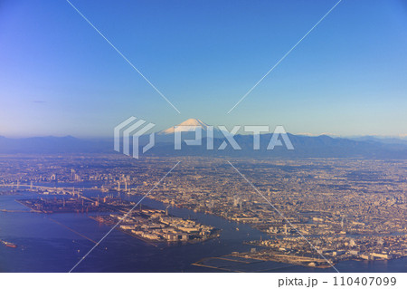 飛行機から見下ろす関東の街並と富士山 110407099
