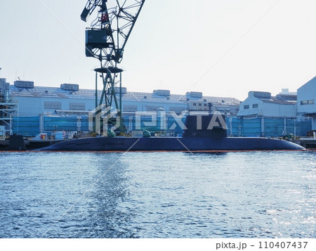 神戸ハーバーランドから見る川崎重工神戸工場に接岸中のおやしお型潜水艦 神戸ハーバーランドから見る川崎重工神戸工場に接岸中のおやしお型潜水艦 110407437