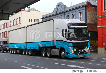 古いビル街を走る、ニュージーランドのBダブルストレーラー 110407626