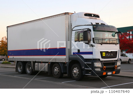 払暁の駐車場に止まっている、ニュージーランドの4軸パネルバントラック 110407640