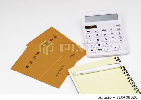 年金手帳と電卓とノート 年金手帳と電卓とノート 110408020