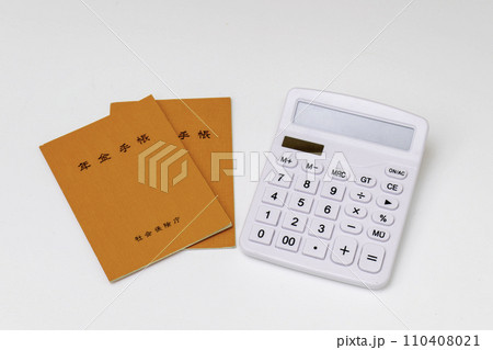年金手帳と電卓 年金手帳と電卓 110408021
