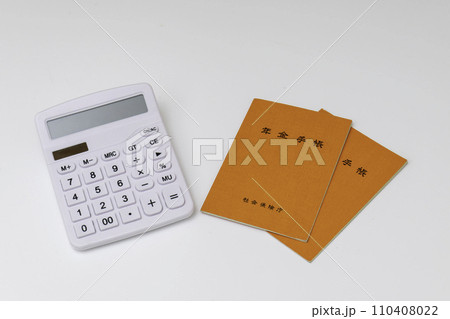 年金手帳と電卓 年金手帳と電卓 110408022