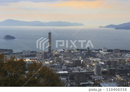 香川・多度津の街並みと塩飽諸島の夕景 110408338