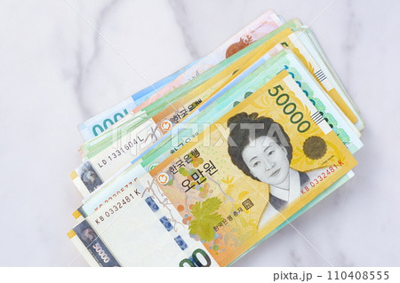 韓国の通貨、ウォンKRWの紙幣 韓国の通貨、ウォンKRWの紙幣 110408555