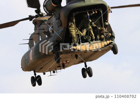 カーゴベイを開けて飛ぶCH-47ヘリコプター　陸上自衛隊のヘリコプター 110408702