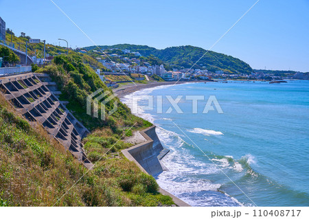 神奈川県三浦郡葉山町の長者ヶ崎駐車場付近から南東側の海岸を見る(関根海岸など) 神奈川県三浦郡葉山町の長者ヶ崎駐車場付近から南東側の海岸を見る(関根海岸など) 110408717