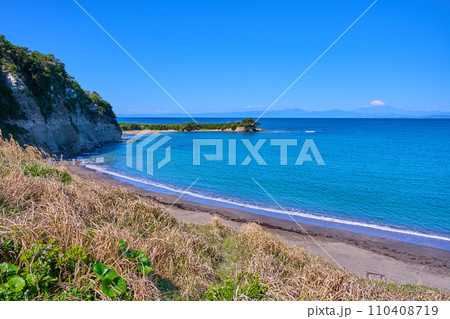 神奈川県三浦郡葉山町の長者ヶ崎駐車場付近から西側の海岸を見る(長者ヶ崎海岸,富士山など) 神奈川県三浦郡葉山町の長者ヶ崎駐車場付近から西側の海岸を見る(長者ヶ崎海岸,富士山など) 110408719