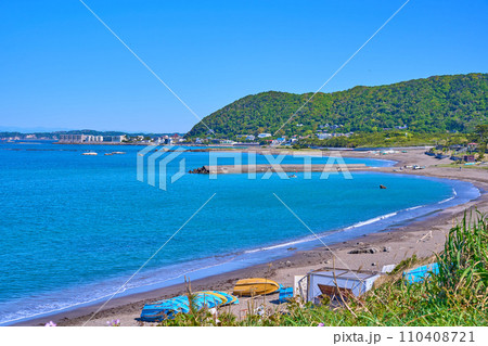 神奈川県三浦郡葉山町の長者ヶ崎駐車場付近から北側の海岸を見る(大浜海岸,長者ヶ崎海岸,芝崎海岸など) 110408721