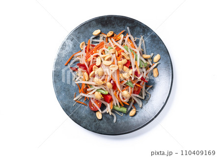 Green Papaya Salad, som tam thai isolated on white background 110409169