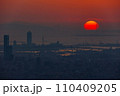 明石大橋に落ちる太陽 110409205