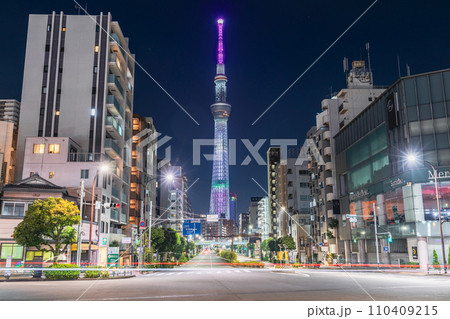 「東京都」ライトアップされた東京スカイツリー　駒形橋前交差点　夜景 110409215