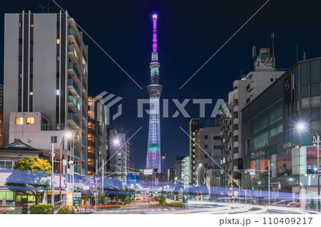 「東京都」ライトアップされた東京スカイツリー　駒形橋前交差点　夜景 110409217