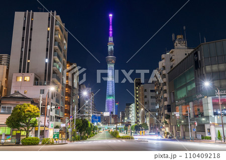 「東京都」ライトアップされた東京スカイツリー　駒形橋前交差点　夜景 110409218