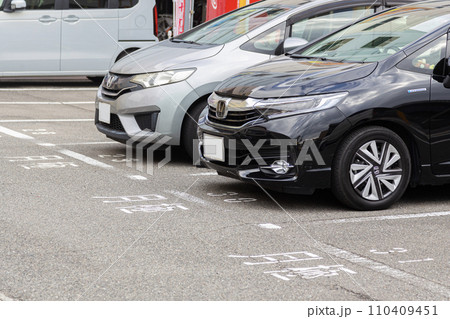 駐車場に並んだ自動車 110409451