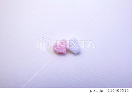 《バレンタインイメージ》仲良しカップル 110409516