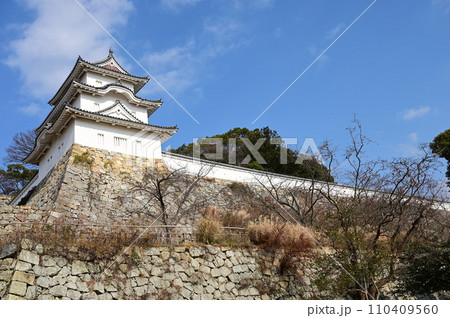 明石城の坤櫓(たつみやぐら)と巨大な石垣 明石城の坤櫓(たつみやぐら)と巨大な石垣 110409560