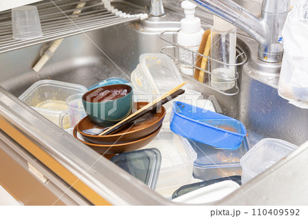 汚れものがたまったキッチンのシンク 汚れものがたまったキッチンのシンク 110409592
