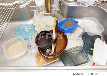 汚れものがたまったキッチンのシンク 110409595