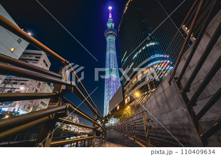 「東京都」おしなり公園船着場からライトアップした東京スカイツリーを望む　夜景 110409634