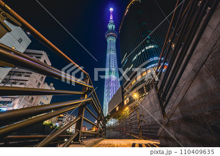 「東京都」おしなり公園船着場からライトアップした東京スカイツリーを望む　夜景 110409635