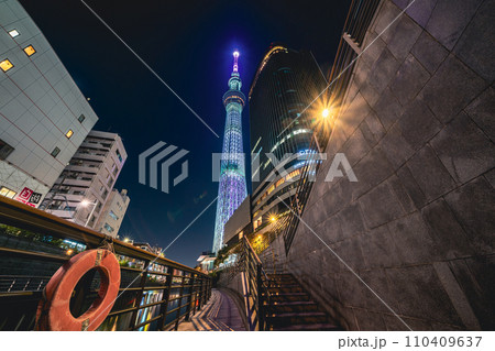 「東京都」おしなり公園船着場からライトアップした東京スカイツリーを望む　夜景 110409637