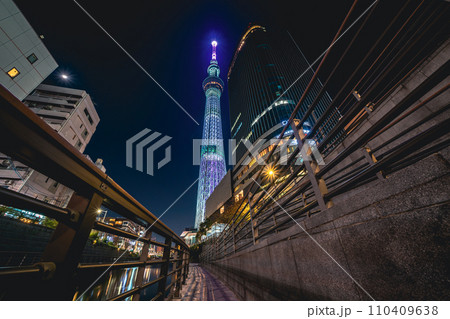 「東京都」おしなり公園船着場からライトアップした東京スカイツリーを望む　夜景 110409638