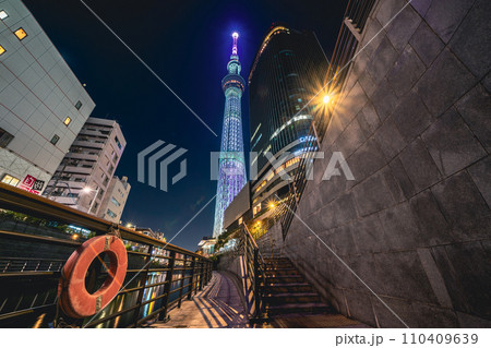 「東京都」おしなり公園船着場からライトアップした東京スカイツリーを望む　夜景 110409639