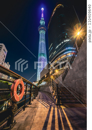 「東京都」おしなり公園船着場からライトアップした東京スカイツリーを望む　夜景 110409640